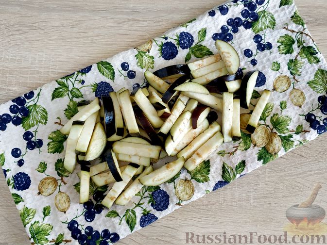 Фото приготовления рецепта: Салат с грибами, баклажанами, яйцами и маринованным луком - шаг №5