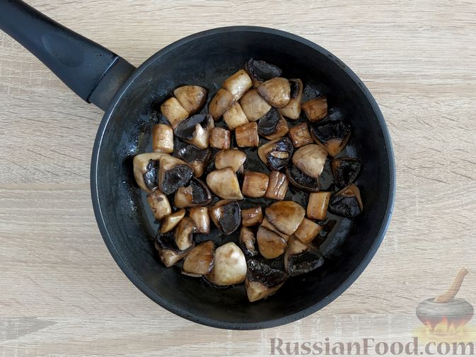 Фото приготовления рецепта: Салат с грибами, баклажанами, яйцами и маринованным луком - шаг №8