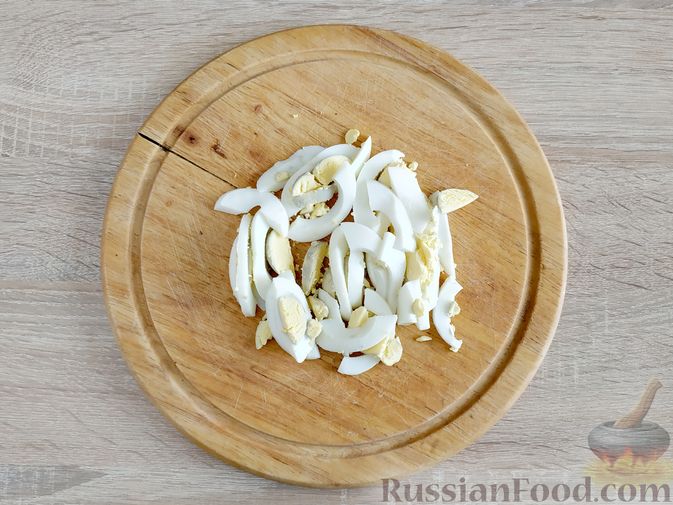 Фото приготовления рецепта: Салат с грибами, баклажанами, яйцами и маринованным луком - шаг №11