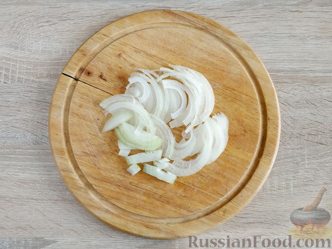 Фото приготовления рецепта: Салат с грибами, баклажанами, яйцами и маринованным луком - шаг №9