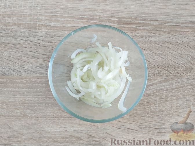 Фото приготовления рецепта: Салат с грибами, баклажанами, яйцами и маринованным луком - шаг №10