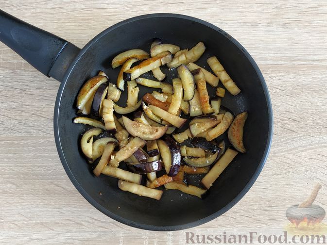 Фото приготовления рецепта: Салат с грибами, баклажанами, яйцами и маринованным луком - шаг №6