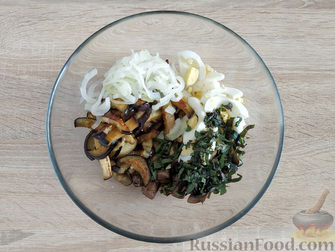Фото приготовления рецепта: Салат с грибами, баклажанами, яйцами и маринованным луком - шаг №13