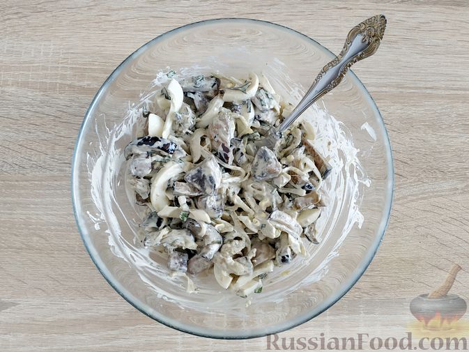 Фото приготовления рецепта: Салат с грибами, баклажанами, яйцами и маринованным луком - шаг №15