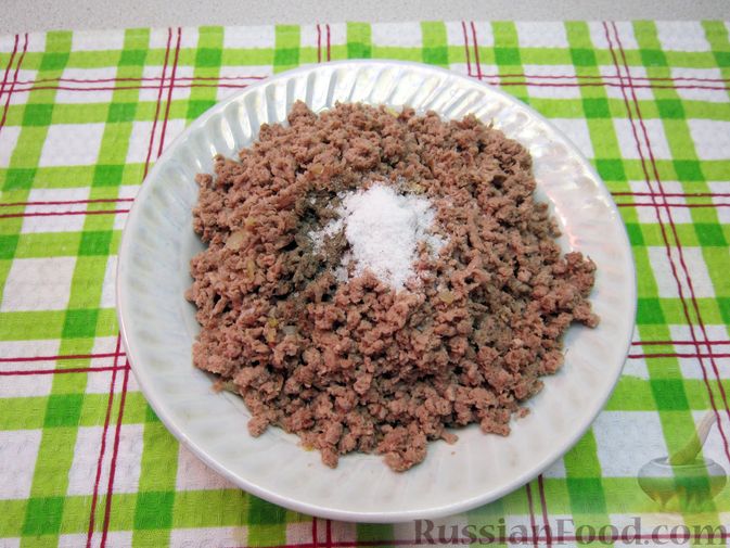 Фото приготовления рецепта: Кабачковые "чебуреки" с мясным фаршем - шаг №6