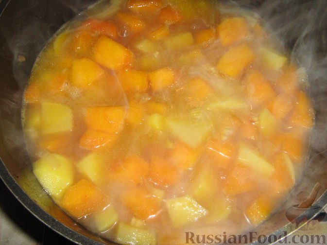 Фото приготовления рецепта: Суп-пюре из тыквы и картофеля - шаг №5