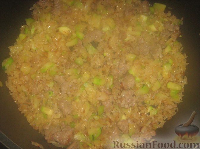 Фото приготовления рецепта: Закусочный рулет из моркови со сливочным сыром и зеленью - шаг №7