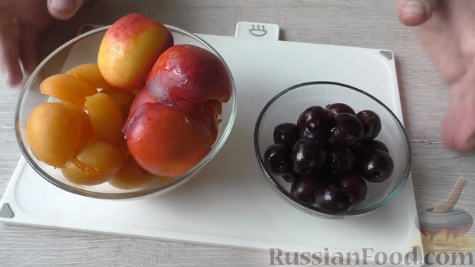 Фото приготовления рецепта: Дрожжевые булочки с фруктами и ягодами - шаг №7