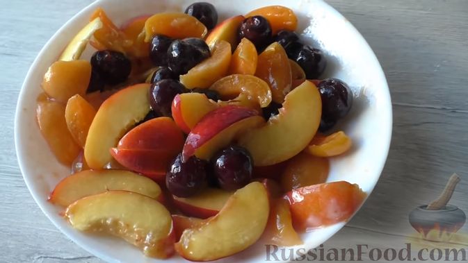 Фото приготовления рецепта: Дрожжевые булочки с фруктами и ягодами - шаг №8