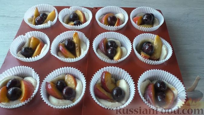 Фото приготовления рецепта: Дрожжевые булочки с фруктами и ягодами - шаг №9