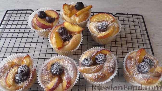 Фото приготовления рецепта: Дрожжевые булочки с фруктами и ягодами - шаг №11