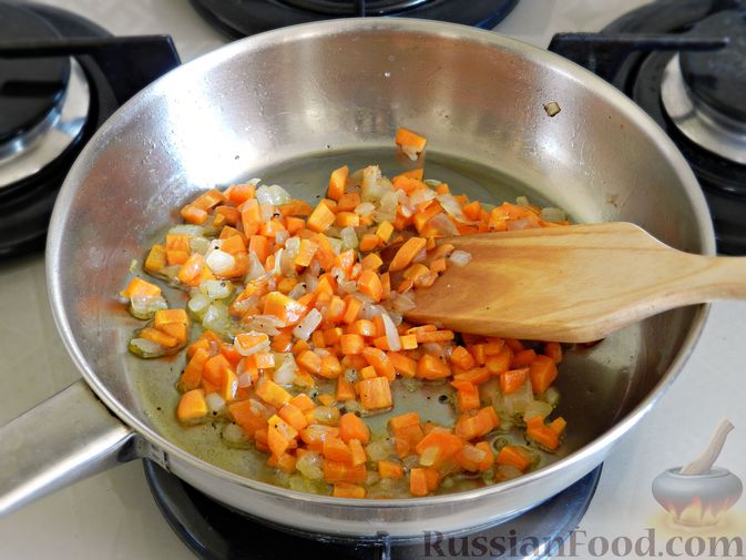 Фото приготовления рецепта: Овощной суп из пекинской капусты со свежим горошком - шаг №4