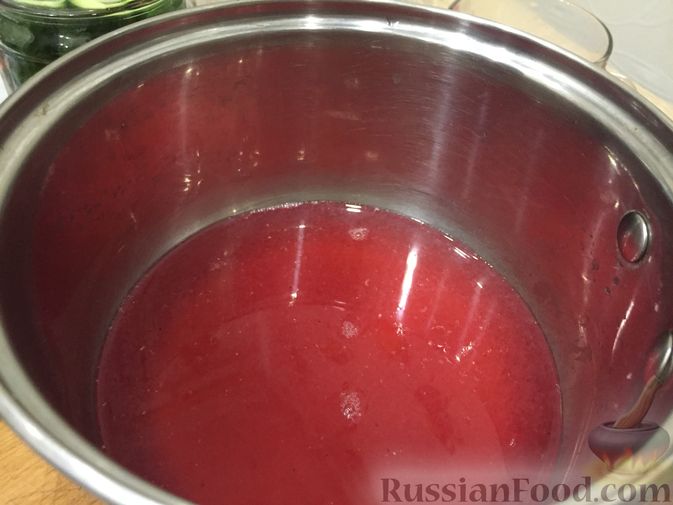 Фото приготовления рецепта: Огурцы, маринованные в соке красной смородины - шаг №7
