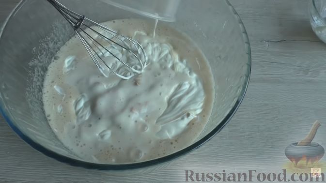 Фото приготовления рецепта: Абрикосовый пирог с посыпкой (штрейзелем) - шаг №4