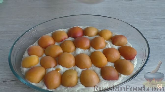 Фото приготовления рецепта: Абрикосовый пирог с посыпкой (штрейзелем) - шаг №13