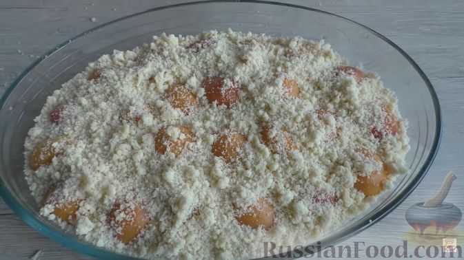 Фото приготовления рецепта: Абрикосовый пирог с посыпкой (штрейзелем) - шаг №14