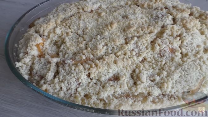 Фото приготовления рецепта: Абрикосовый пирог с посыпкой (штрейзелем) - шаг №15