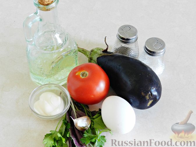 Фото приготовления рецепта: Салат с жареными баклажанами, помидорами и яйцом - шаг №1