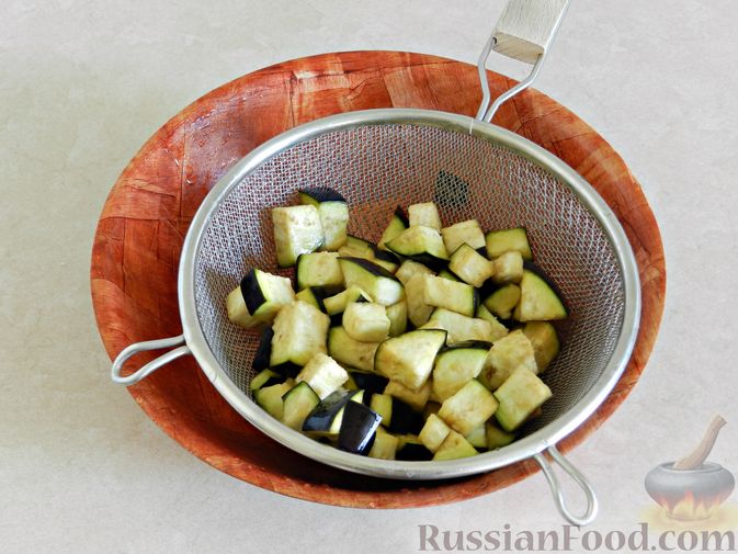 Фото приготовления рецепта: Салат с жареными баклажанами, помидорами и яйцом - шаг №4