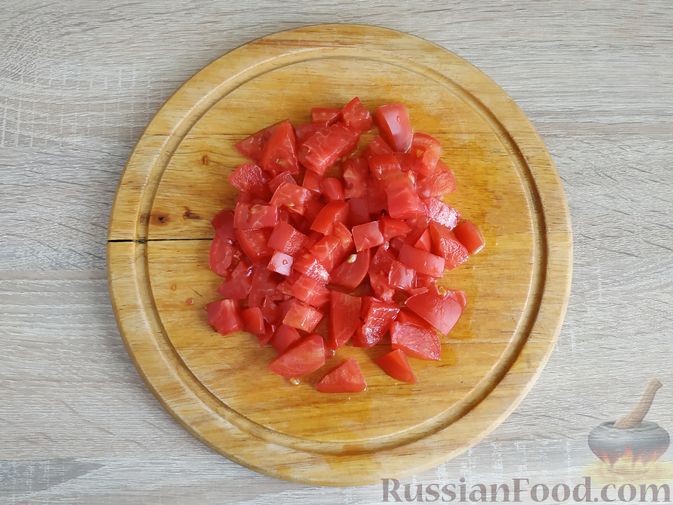 Фото приготовления рецепта: Салат из жареных баклажанов, помидоров и сыра фета - шаг №7