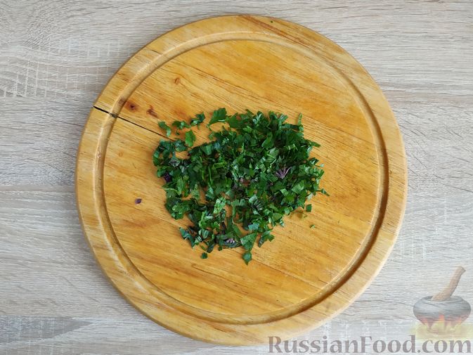 Фото приготовления рецепта: Салат из жареных баклажанов, помидоров и сыра фета - шаг №9