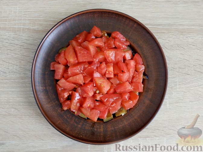 Фото приготовления рецепта: Салат из жареных баклажанов, помидоров и сыра фета - шаг №8