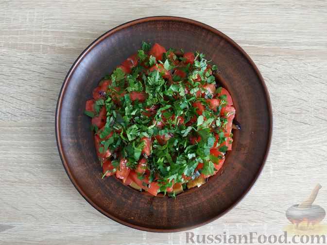 Фото приготовления рецепта: Салат из жареных баклажанов, помидоров и сыра фета - шаг №10