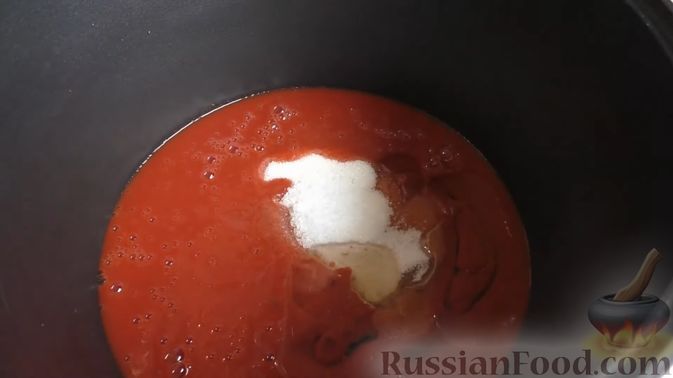 Фото приготовления рецепта: Томатный суп с мясными фрикадельками и рисом - шаг №13