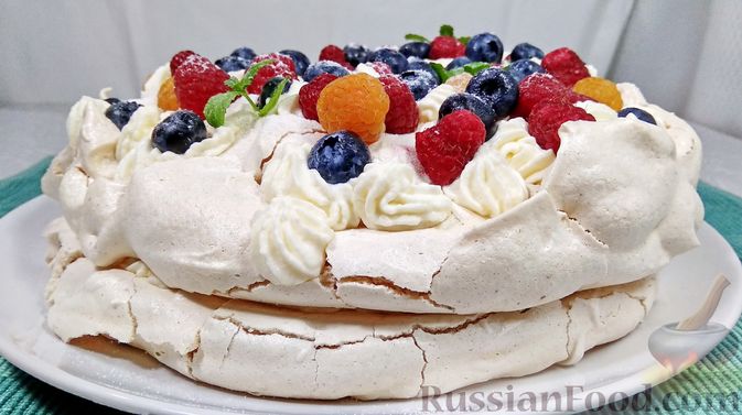 Фото к рецепту: Торт "Павлова" из безе со взбитыми сливками и ягодами