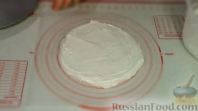 Фото приготовления рецепта: Торт "Павлова" из безе со взбитыми сливками и ягодами - шаг №4