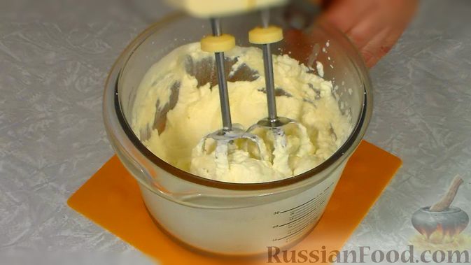 Фото приготовления рецепта: Торт "Павлова" из безе со взбитыми сливками и ягодами - шаг №8