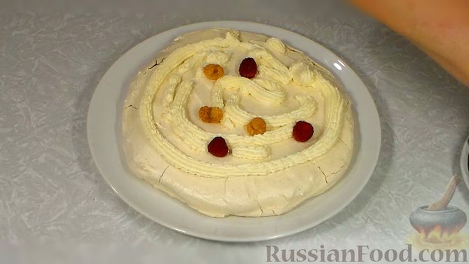 Фото приготовления рецепта: Торт "Павлова" из безе со взбитыми сливками и ягодами - шаг №9