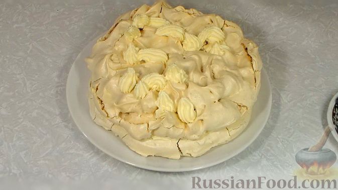 Фото приготовления рецепта: Торт "Павлова" из безе со взбитыми сливками и ягодами - шаг №10