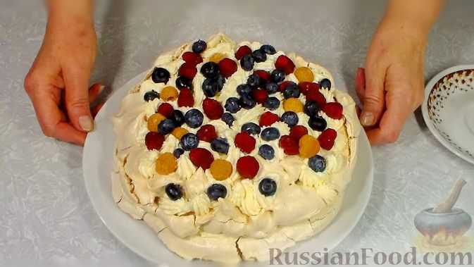 Фото приготовления рецепта: Торт "Павлова" из безе со взбитыми сливками и ягодами - шаг №11