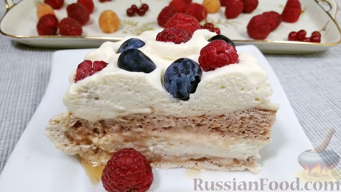Фото приготовления рецепта: Торт "Павлова" из безе со взбитыми сливками и ягодами - шаг №12