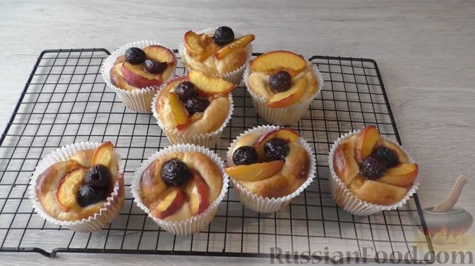 Фото приготовления рецепта: Дрожжевые булочки с фруктами и ягодами - шаг №10