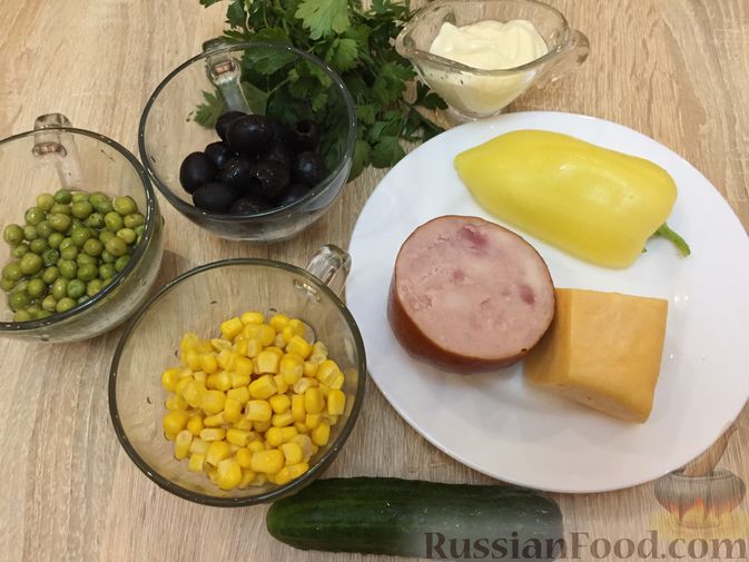 Фото приготовления рецепта: Салат с ветчиной и маслинами - шаг №1