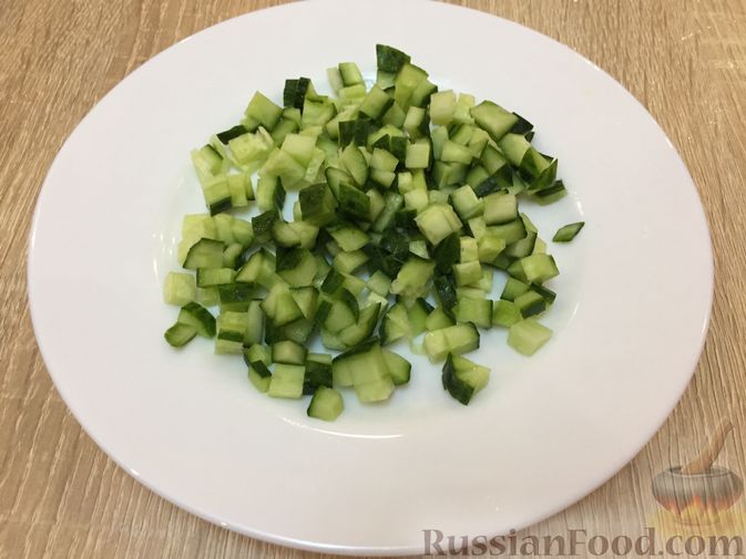 Фото приготовления рецепта: Салат с ветчиной и маслинами - шаг №2