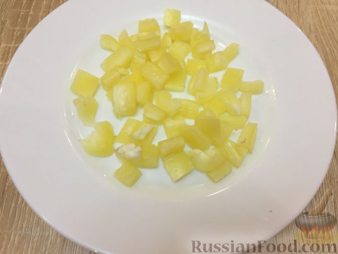Фото приготовления рецепта: Салат с ветчиной и маслинами - шаг №5