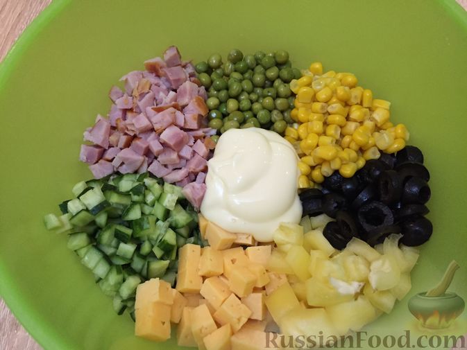 Фото приготовления рецепта: Салат с ветчиной и маслинами - шаг №7