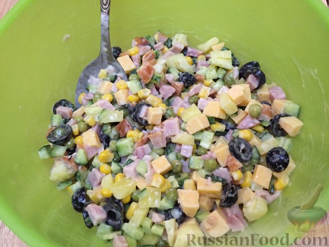 Фото приготовления рецепта: Салат с ветчиной и маслинами - шаг №8