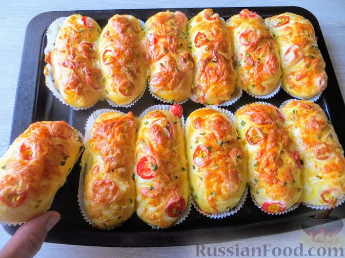 Фото к рецепту: Сырные булочки с помидорами и зелёным луком