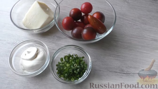 Фото приготовления рецепта: Сырные булочки с помидорами и зелёным луком - шаг №6