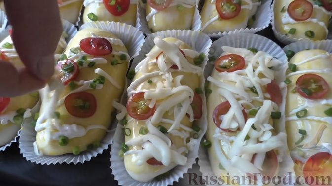 Фото приготовления рецепта: Сырные булочки с помидорами и зелёным луком - шаг №14