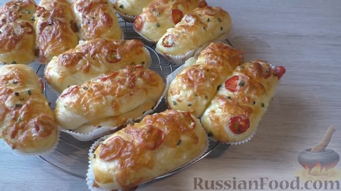Фото приготовления рецепта: Сырные булочки с помидорами и зелёным луком - шаг №16