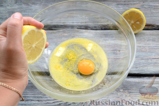 Фото приготовления рецепта: Лимонно-вишнёвые оладушки на сгущёнке - шаг №4