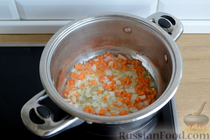 Фото приготовления рецепта: Томатный суп с фаршем - шаг №3