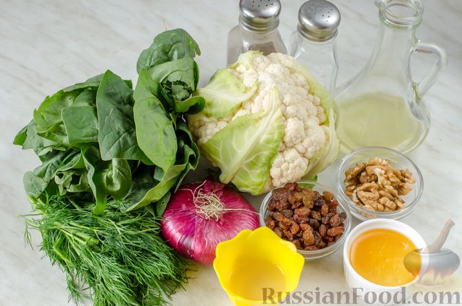 Фото приготовления рецепта: Тёплый салат с цветной капустой, шпинатом, изюмом и орехами - шаг №1