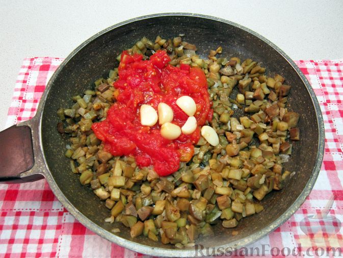 Фото приготовления рецепта: Крем-суп из баклажанов и помидоров с плавленым сыром - шаг №13