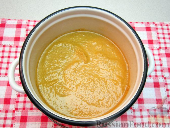 Фото приготовления рецепта: Крем-суп из баклажанов и помидоров с плавленым сыром - шаг №16